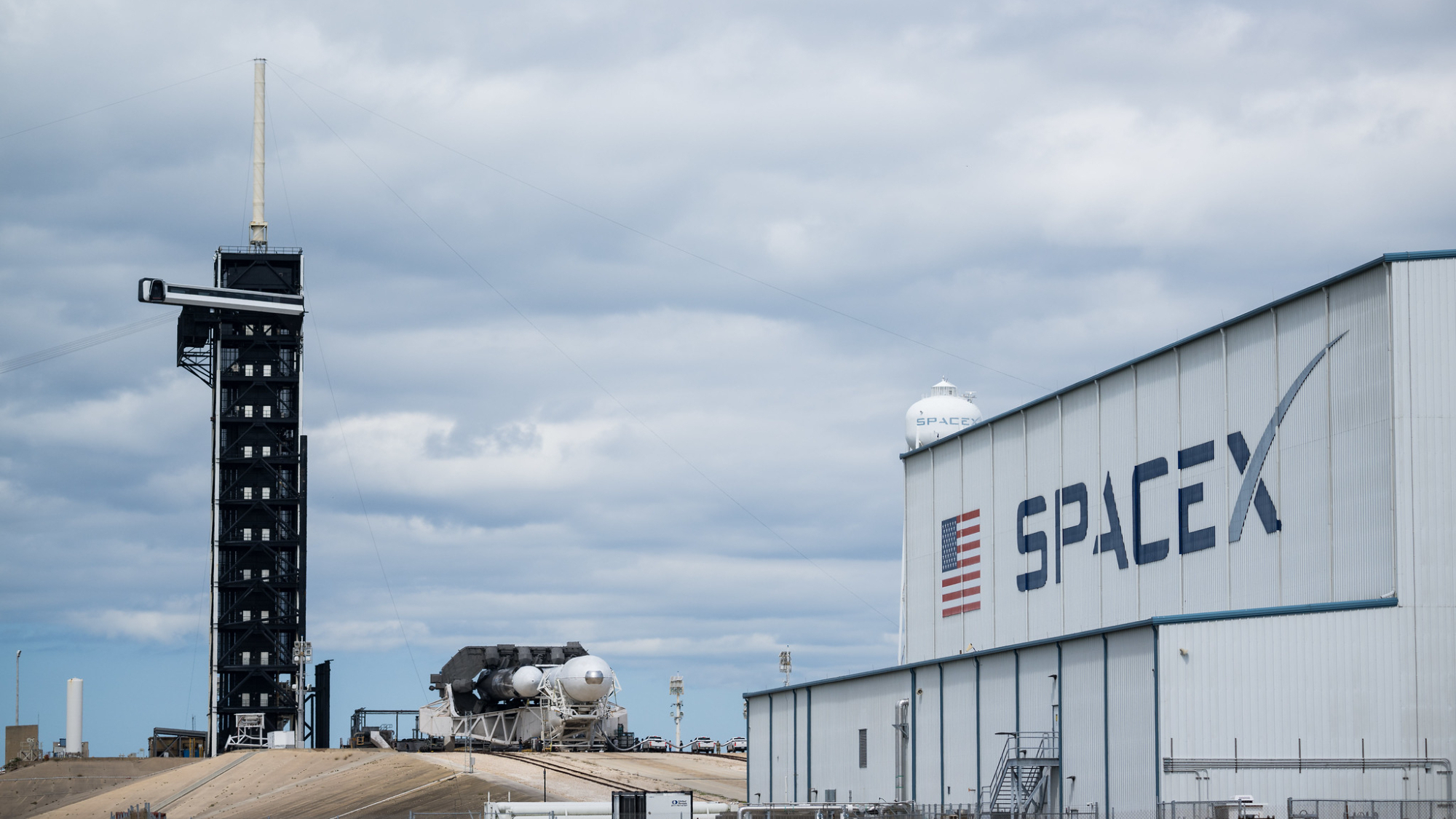 SpaceX подготовила ракету Falcon Heavy для запуска миссии NASA Psyche к астероиду-тезке