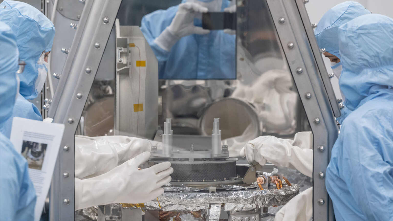 NASA рассказало о составе астероида, часть которого доставили на Землю. Там углерод и вода