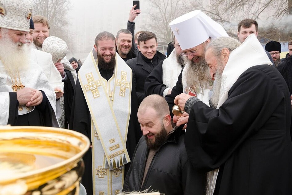 Онуфрій окроплює Культенка (фото – соцмережі) Онуфрій окроплює Культенка (фото – соцмережі)