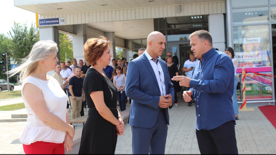 Схеми: Директор колишніх Епіцентрів на окупованому Донбасі отримував зарплату від Герег
