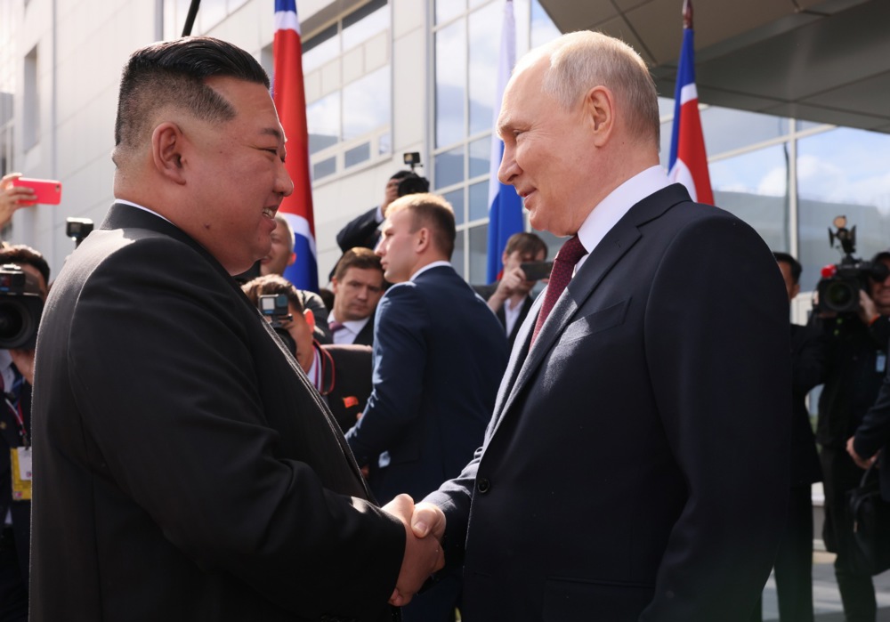 Путин пожимает руку Ким Чен Ыну во время его визита на Восточный космодром (фото – Владимир Смирнов/EPA)