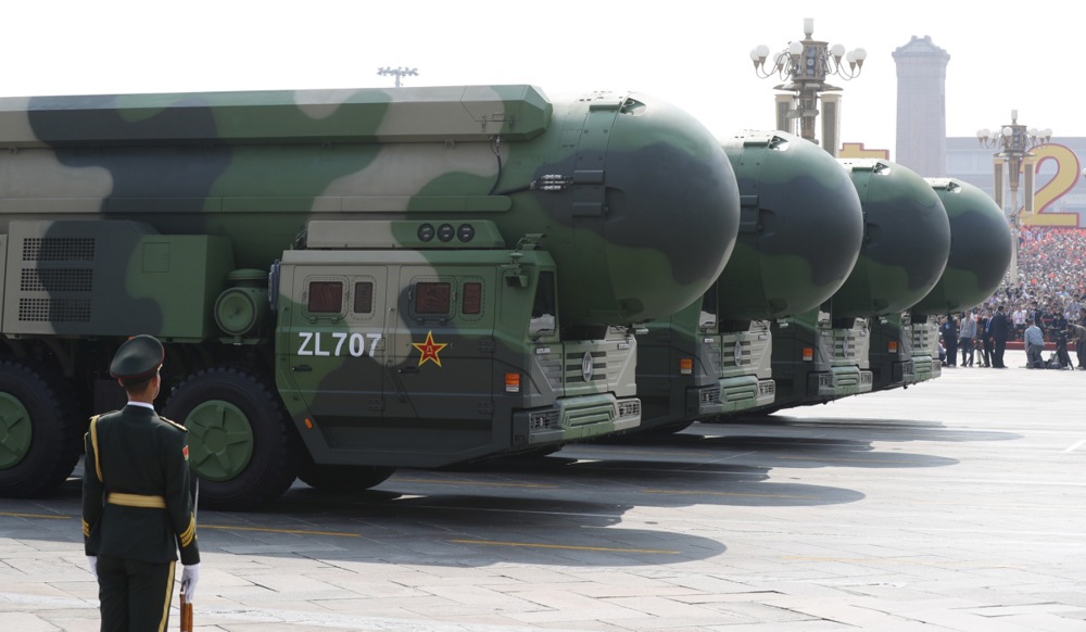 Військові машини з міжконтинентальною ядерною ракетою DF-41 під час параду в Пекіні, 2019 рік (фото – Wu Hong/EPA)