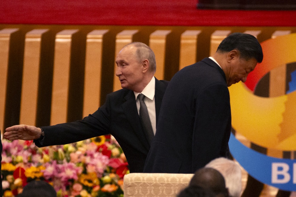 Путін та Сі Цзіньпін (фото – Андрес Касарес/EPA)