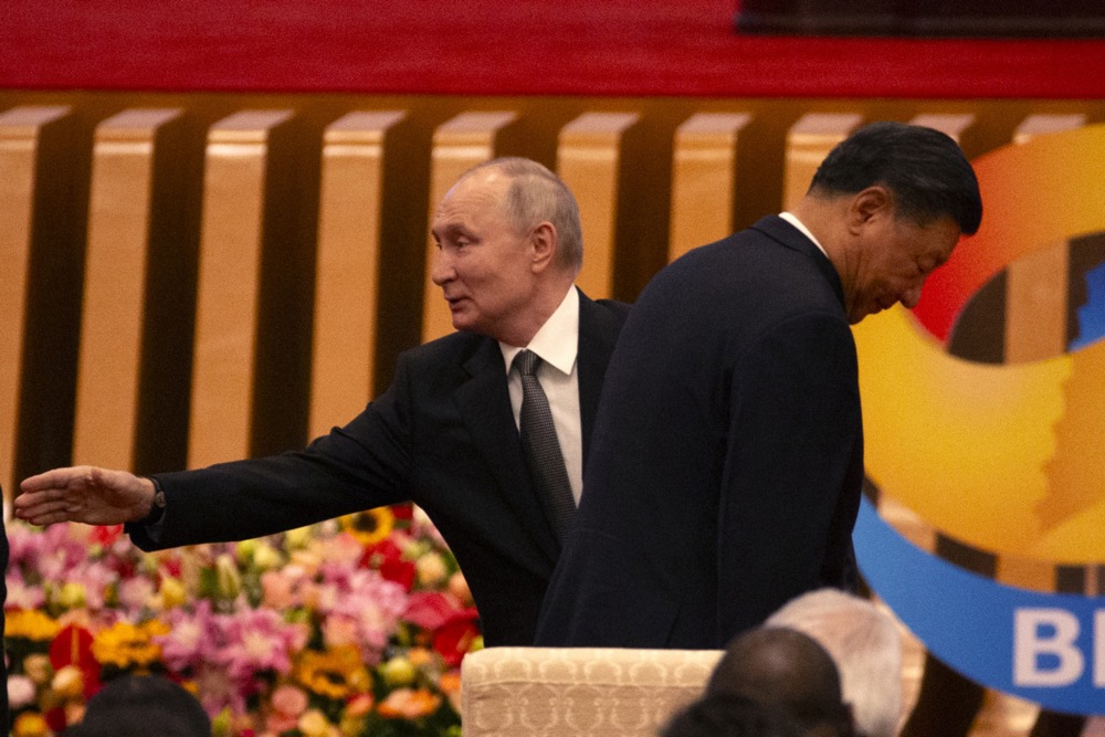 Путин и Си Цзиньпин (фото – Андрес Касарес/EPA)