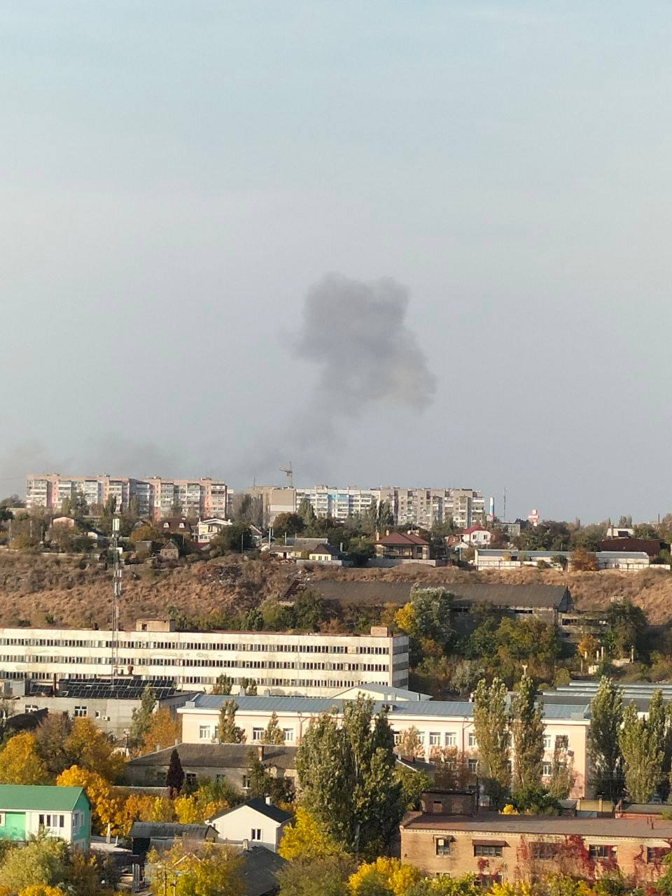 У Бердянську пролунав вибух, стоїть стовп диму – фото