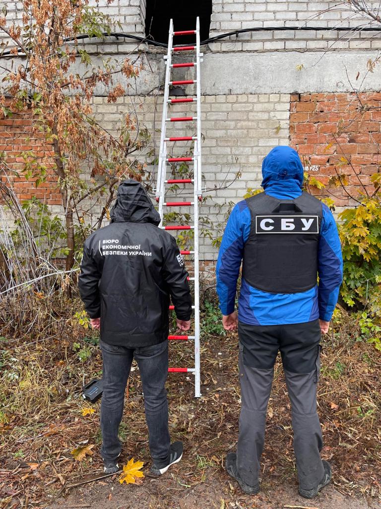 На державному спиртзаводі знайшли підпільний цех з секретним входом – фото