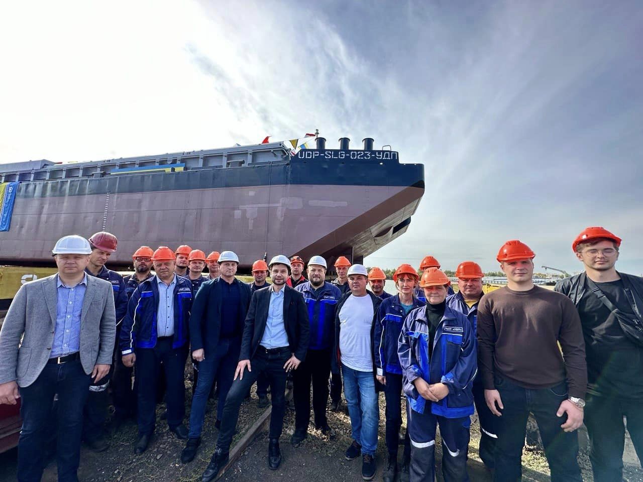Держкомпанія почала будувати баржі зі старих ліхтерів: перша вже є, на черзі ще 29 – фото