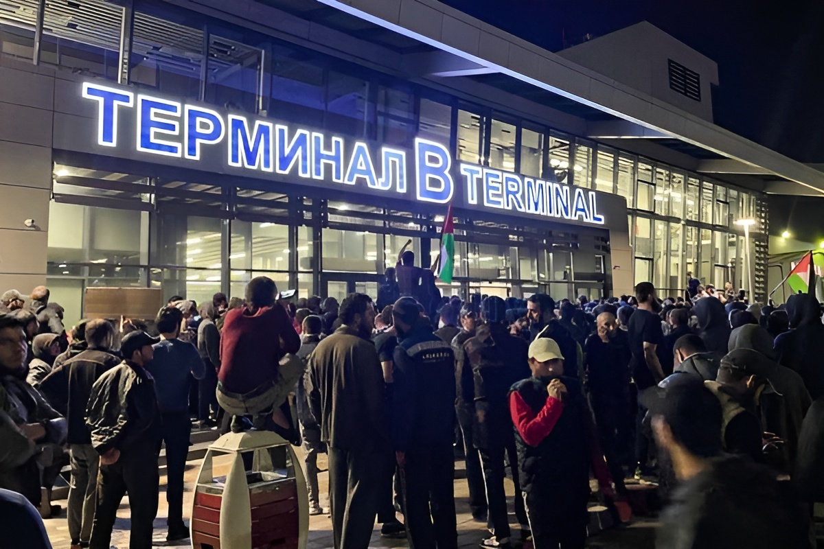 Погромщики в Дагестане (Фото: Nexta)