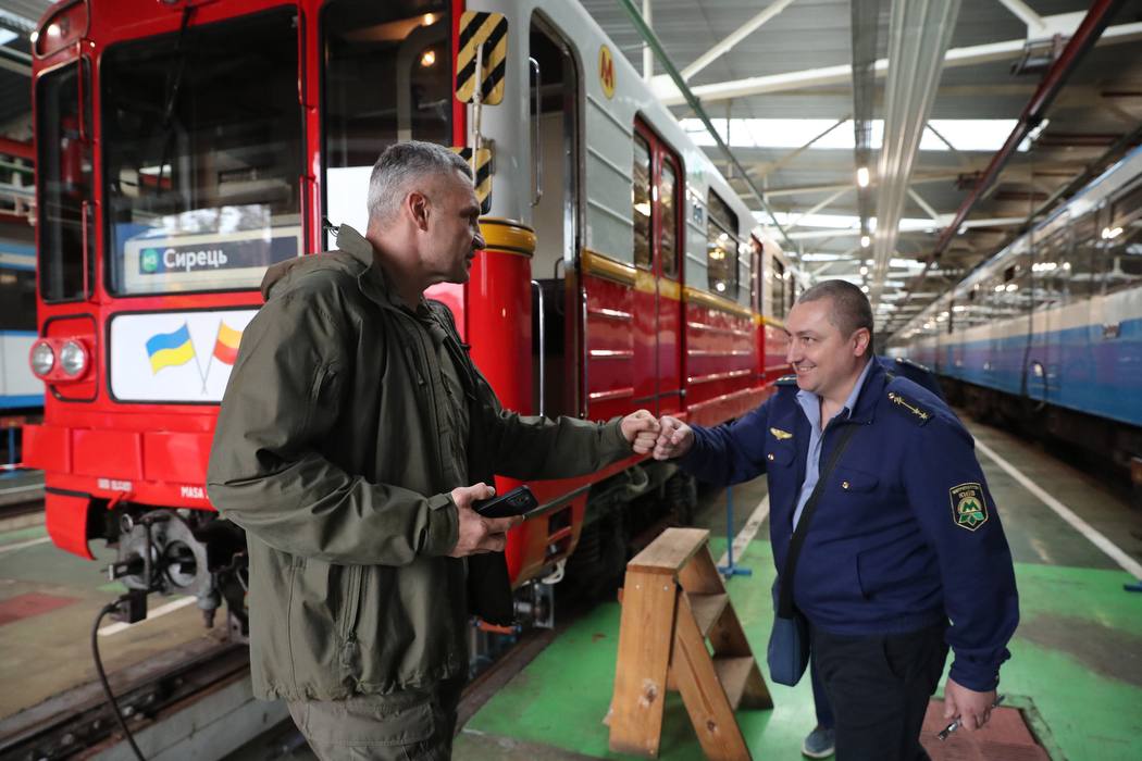 На зеленій гілці Київського метро з'явились червоно-білі вагони з Варшави – фото