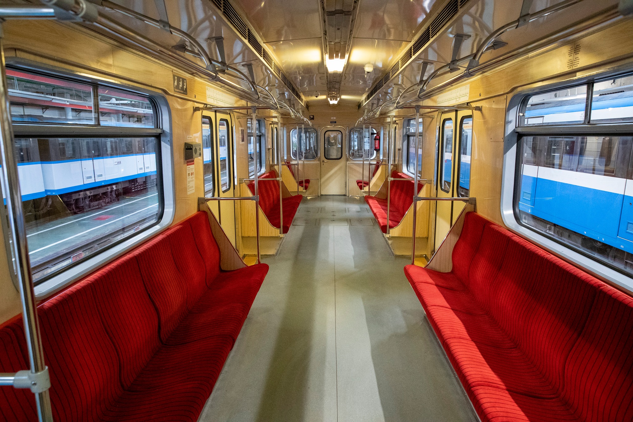 На зеленій гілці Київського метро з'явились червоно-білі вагони з Варшави – фото