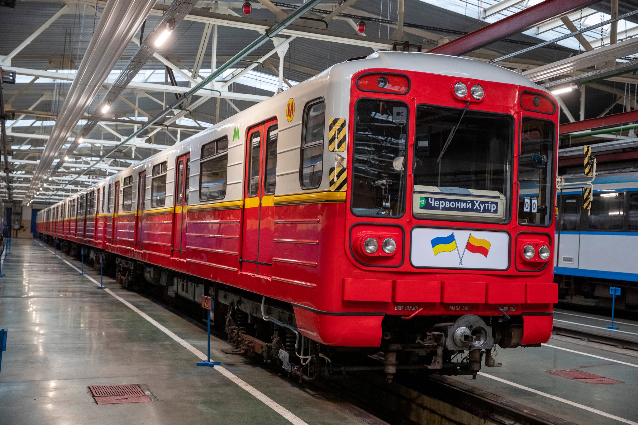 На зеленій гілці Київського метро з'явились червоно-білі вагони з Варшави – фото