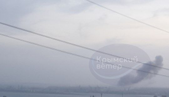 Стовп диму над суднобудівним заводом у Керчі (Фото -Telegram Кримський вітер)