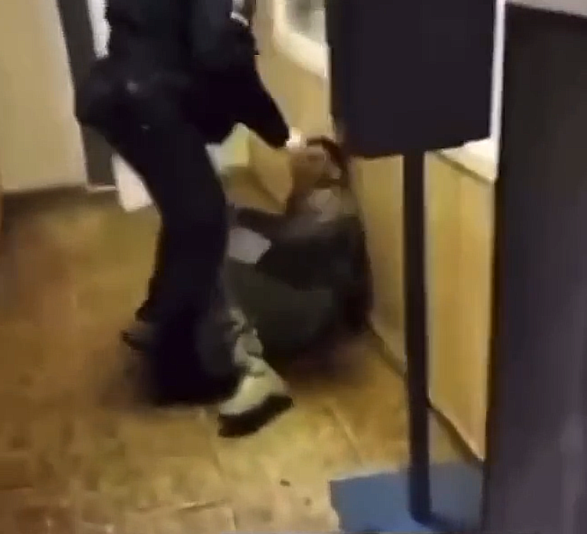 Поліція Києва з застосуванням сили затримала прикордонника: призначено перевірку – відео