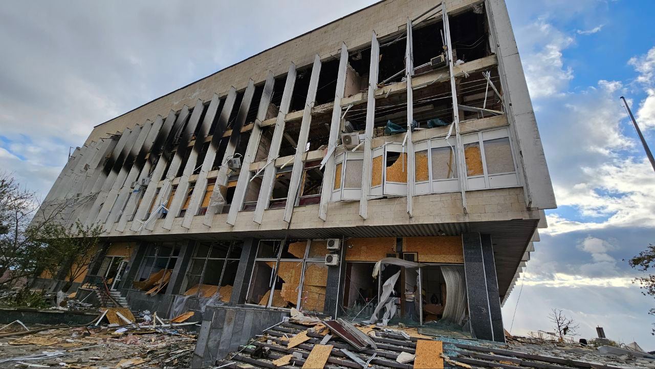 Росіяни знищили бібліотеку Гончара у Херсоні: фото наслідків обстрілу