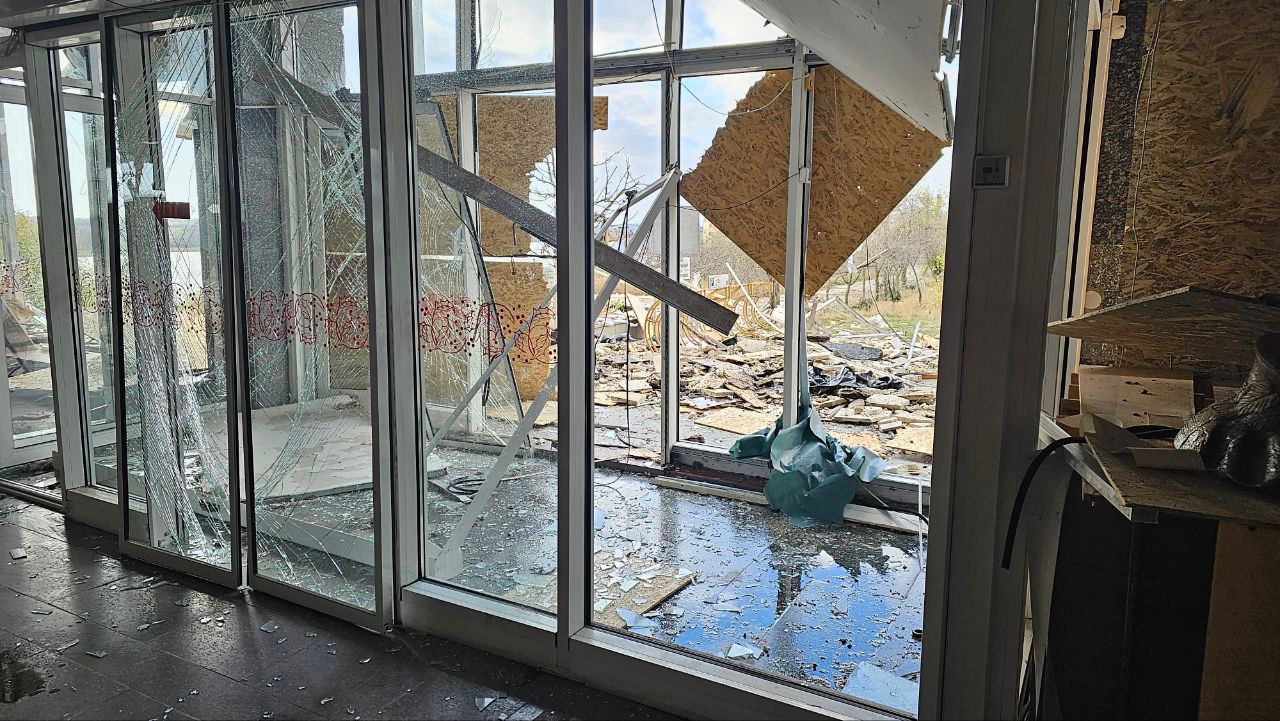 Росіяни знищили бібліотеку Гончара у Херсоні: фото наслідків обстрілу