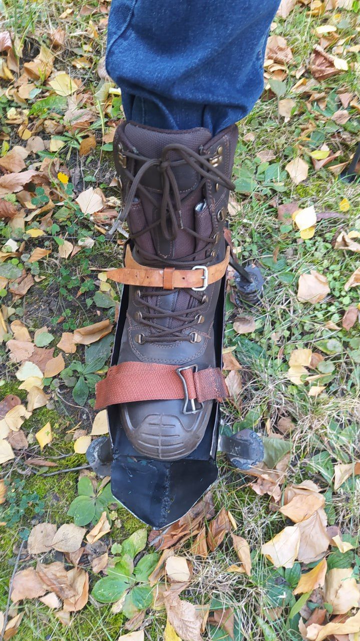 Київський ліцеїст створив протимінні чоботи від "пелюстків" – фото