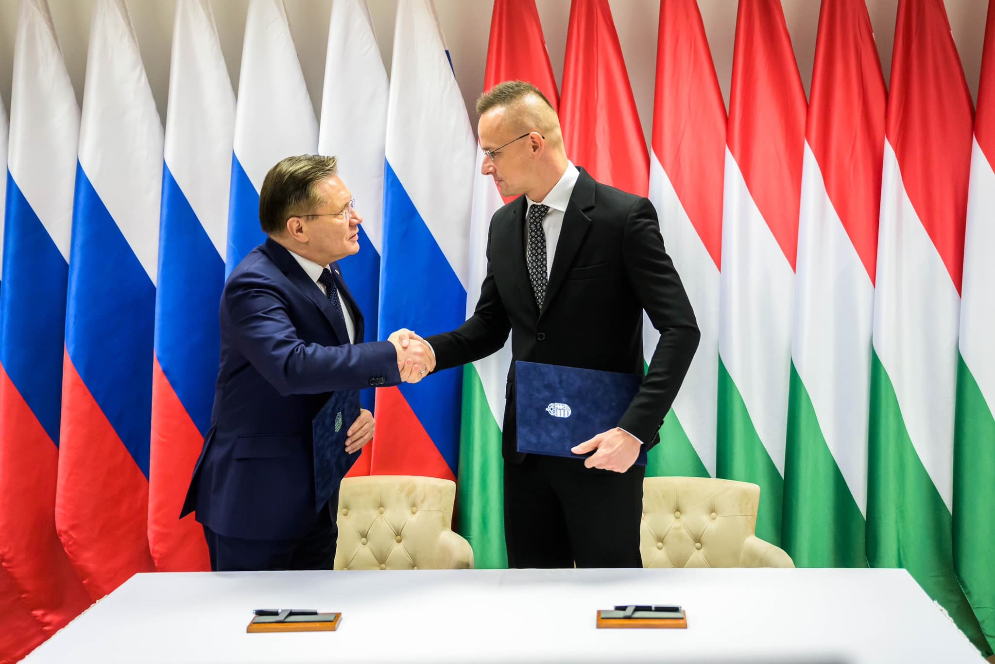 Угорщина уклала з РФ угоду щодо АЕС "Пакш-2". Підписано графік будівництва – фото