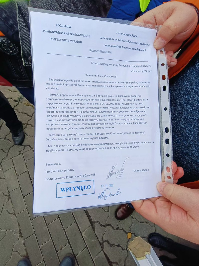 Українські перевізники прийшли під генконсульства Польщі у Львові та Луцьку – фото
