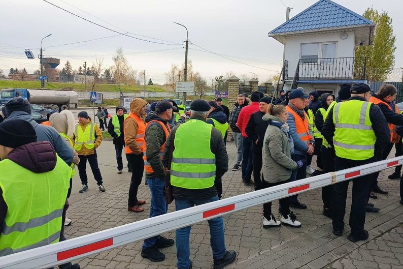 Українські перевізники прийшли під генконсульства Польщі у Львові та Луцьку – фото