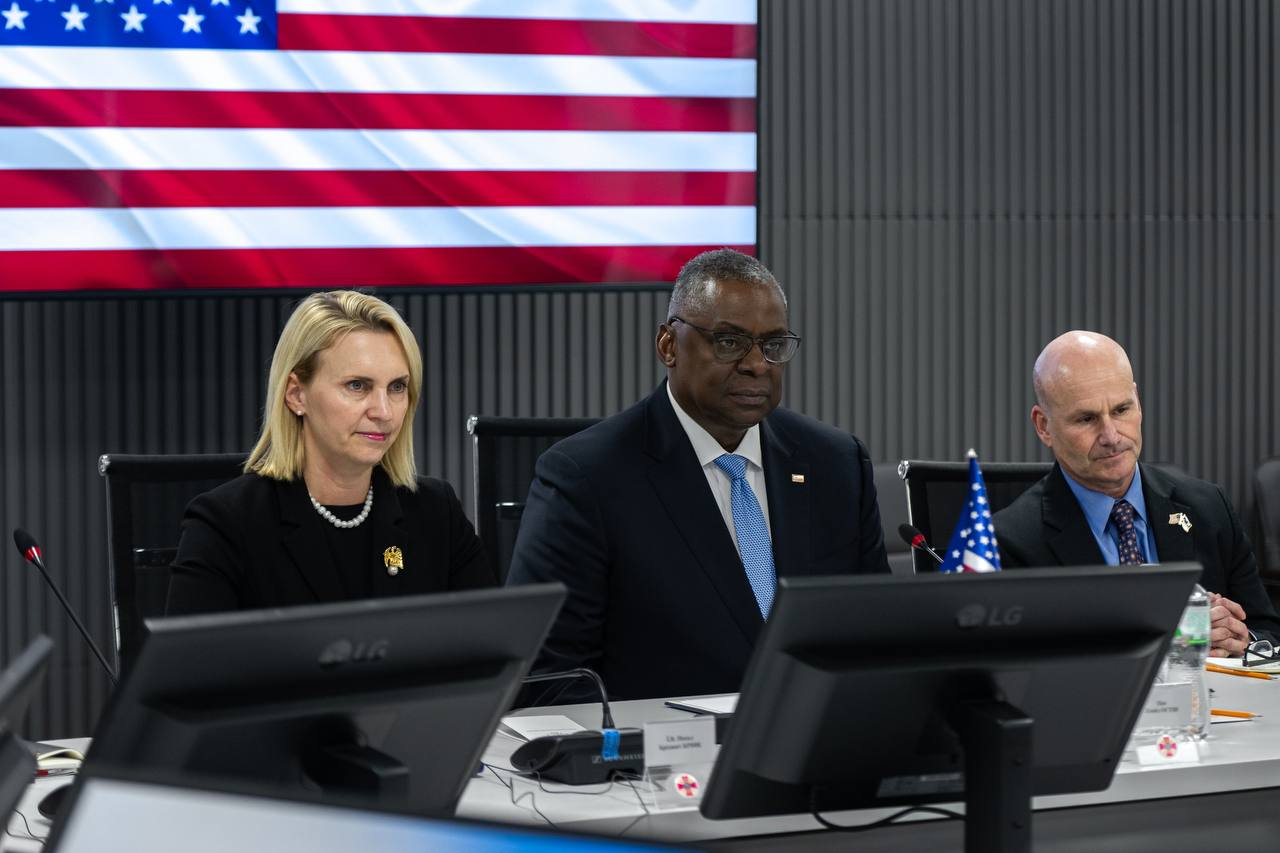 Пані посол США Бріджит Брінк, глава Пентагону Ллойд Остін та командувач Крістофер Каволі