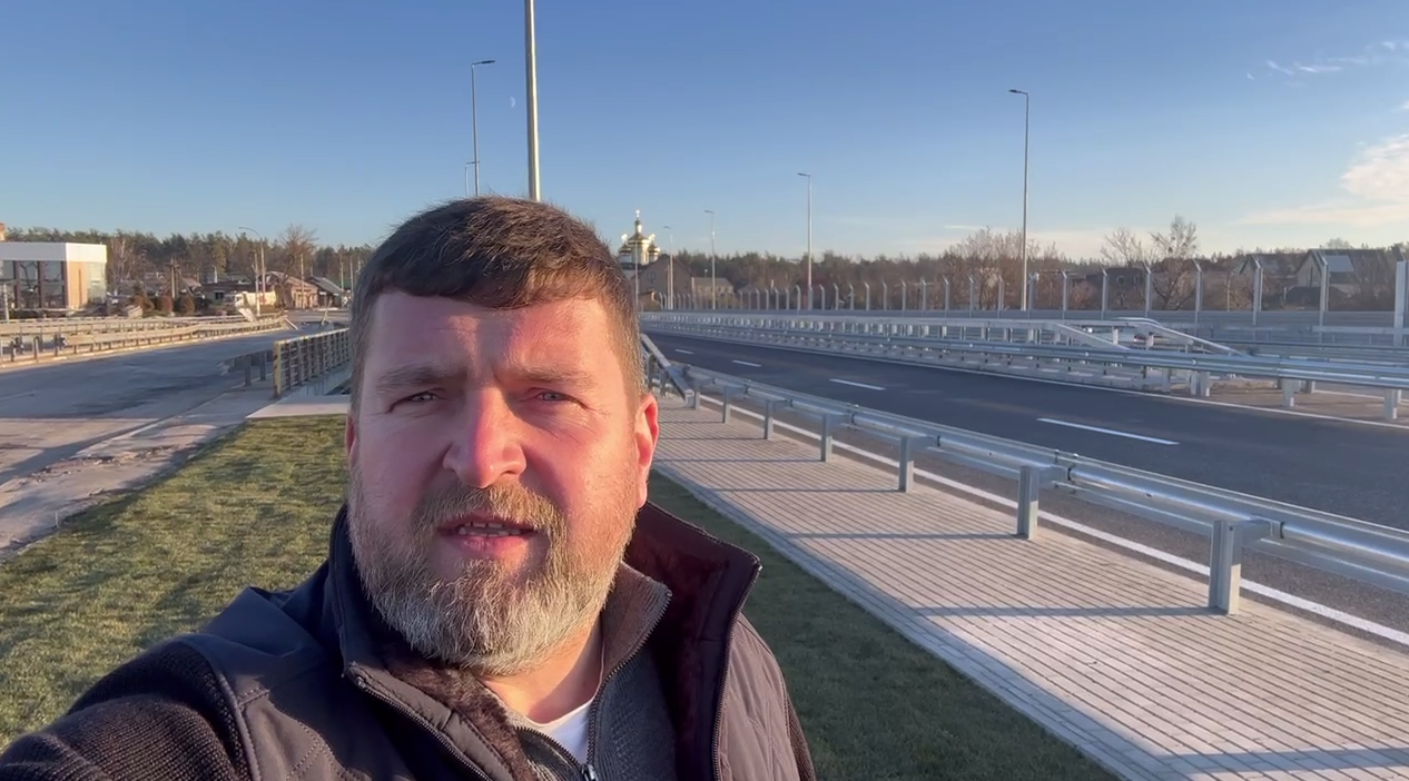 Новый мост (справа) через реку Ирпень в Романовке