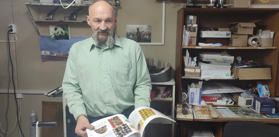 Олексій Логачьов показує примірник книги, виготовленій у його друкарні "Веда"/Фото: Тамара Тисячна