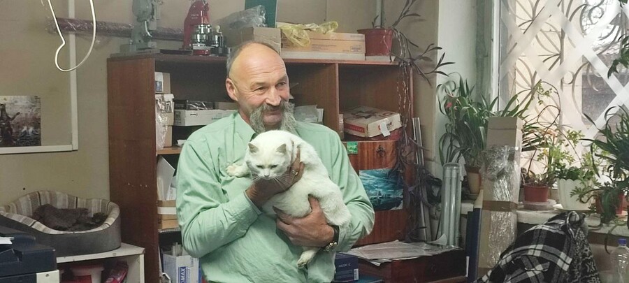 Алексей Логачев держит на руках кошку Лапу, которая прибилась в типографию минувшей зимой/Фото: Тамара Тысячная