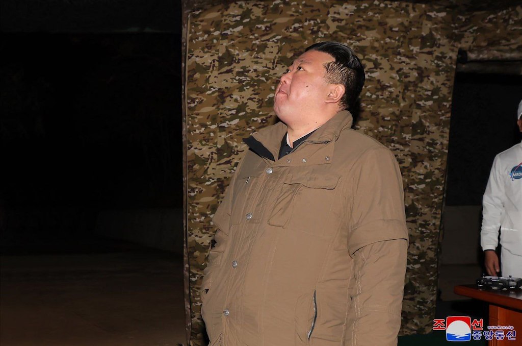 Северная Корея запустила военный спутник-шпион. Ким Чен Ын лично был на космодроме: фото