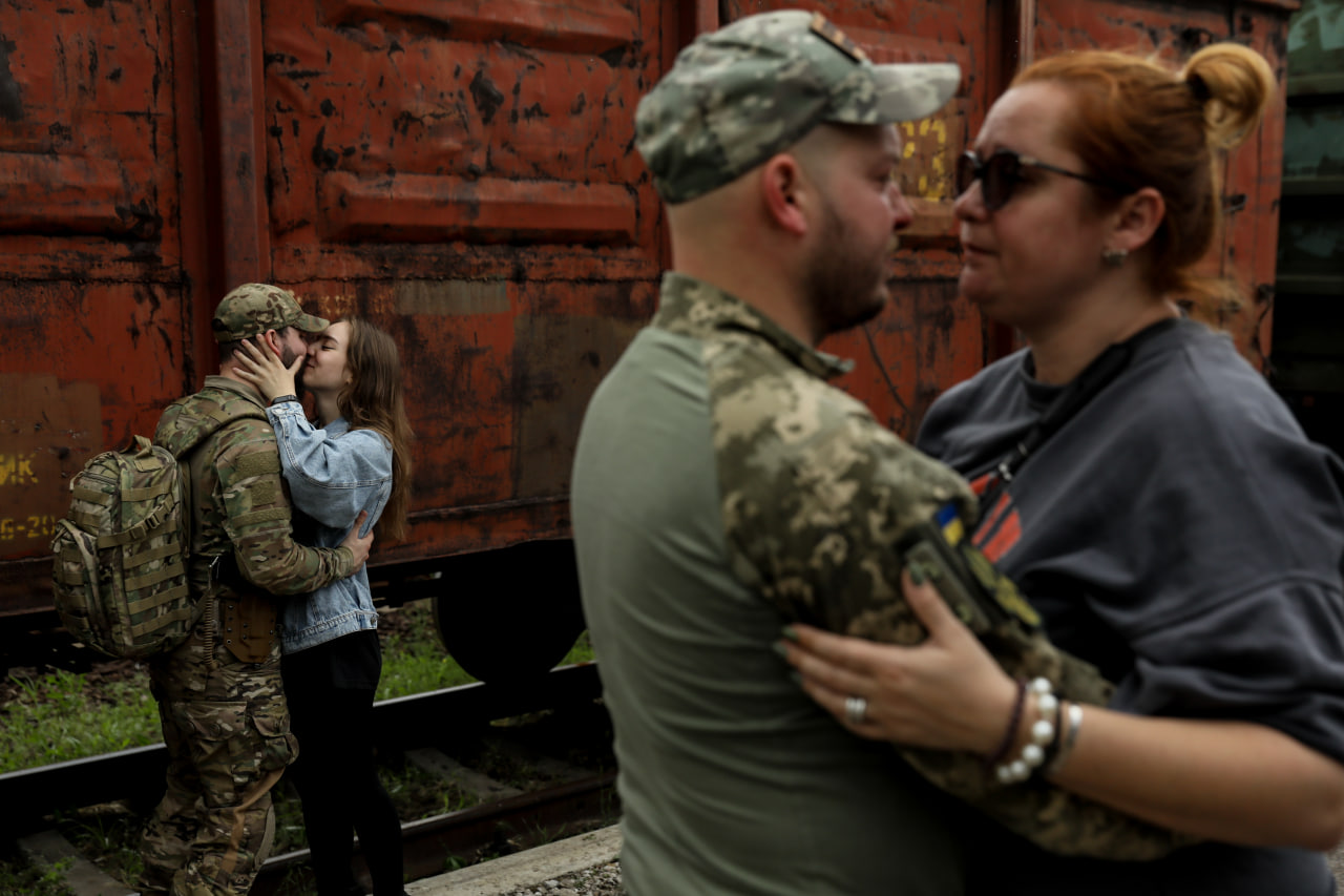 Потяг кохання йде на схід. Як Краматорськ стає місцем сили для військових та їхніх рідних