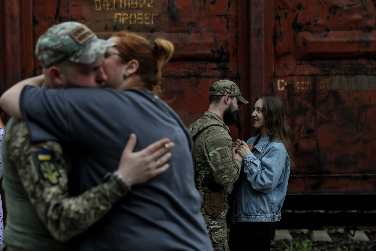 Поезд любви идет на восток. Как Краматорск становится местом силы для военных и их родных