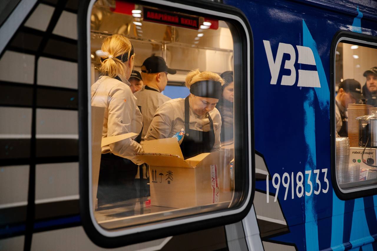 Поезд-кухня, финансируемый миллиардером Баффетом, отправился в первый рейс в Изюм — фото