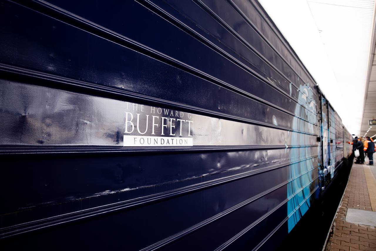 Поезд-кухня, финансируемый миллиардером Баффетом, отправился в первый рейс в Изюм — фото