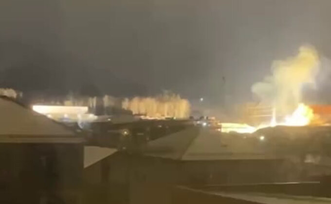 РосЗМІ: Під Москвою зникло світло після спалахів у небі та пожежі в районі підстанції – відео