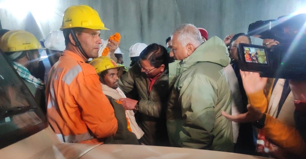 В Индии спасли всех рабочих, которые провели под землей 17 дней – видео, фото