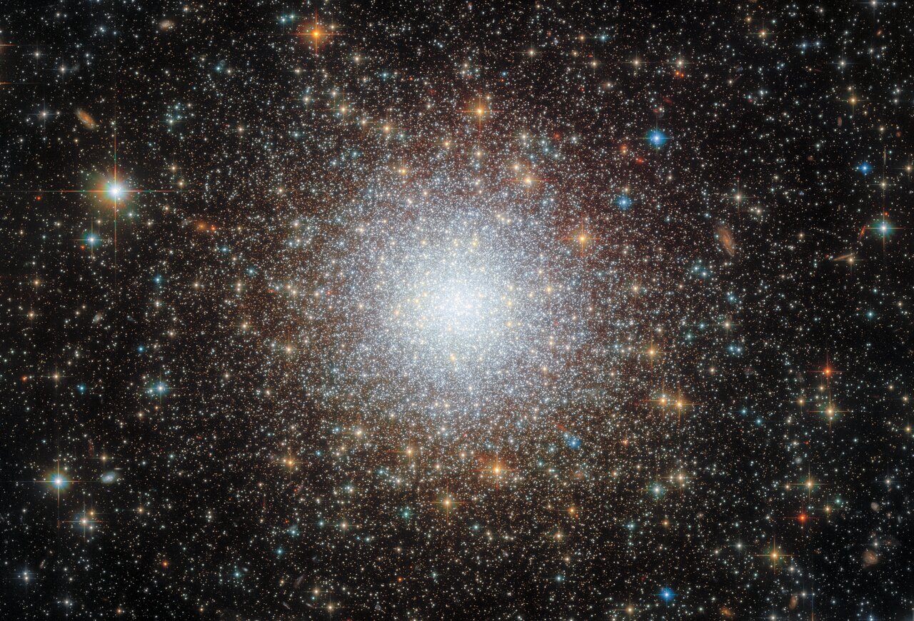 Телескоп "Хаббл" снял шаровое скопление звезд в соседней галактике. Ему более 11 млрд лет