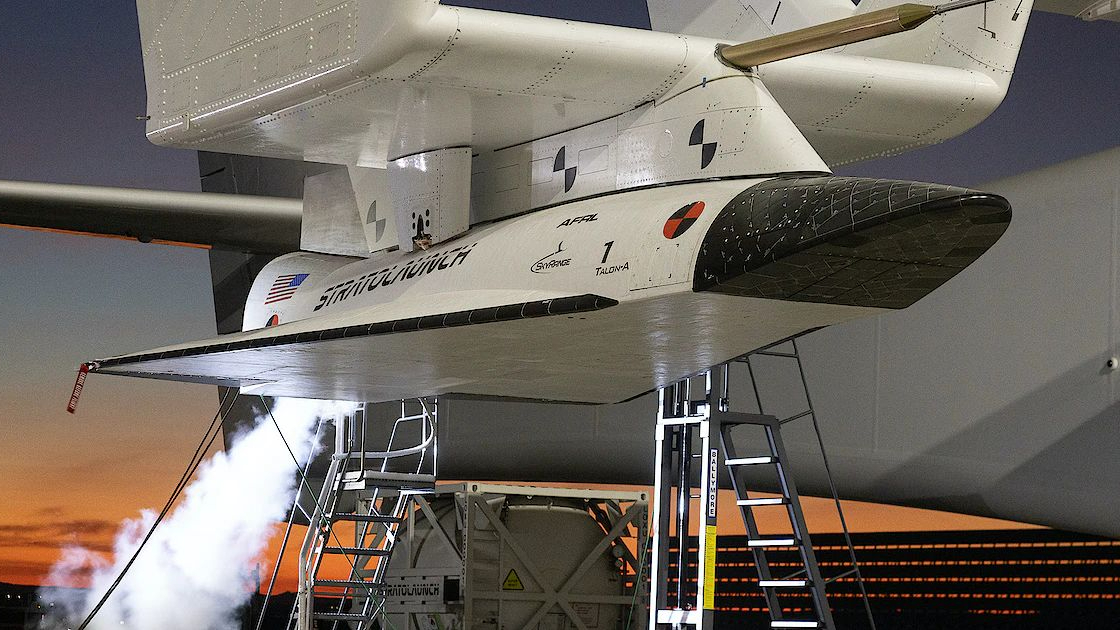 Это не Мрия. Крупнейший в мире самолет Roc впервые полетел с гиперзвуковым кораблем – фото