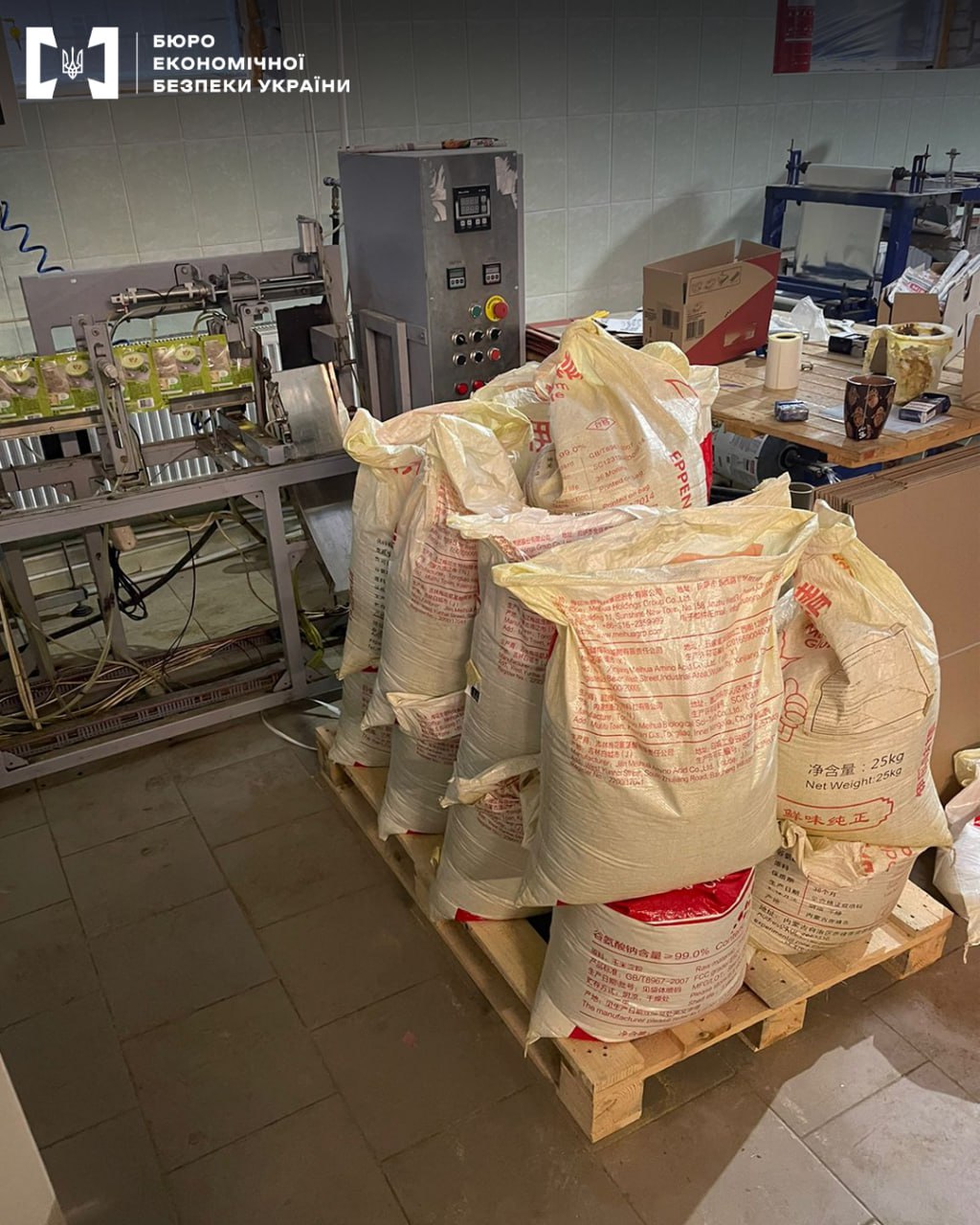 БЭБ нашло в нацпарке "Межигорье" фабрику по производству фальсификата сладостей — фото