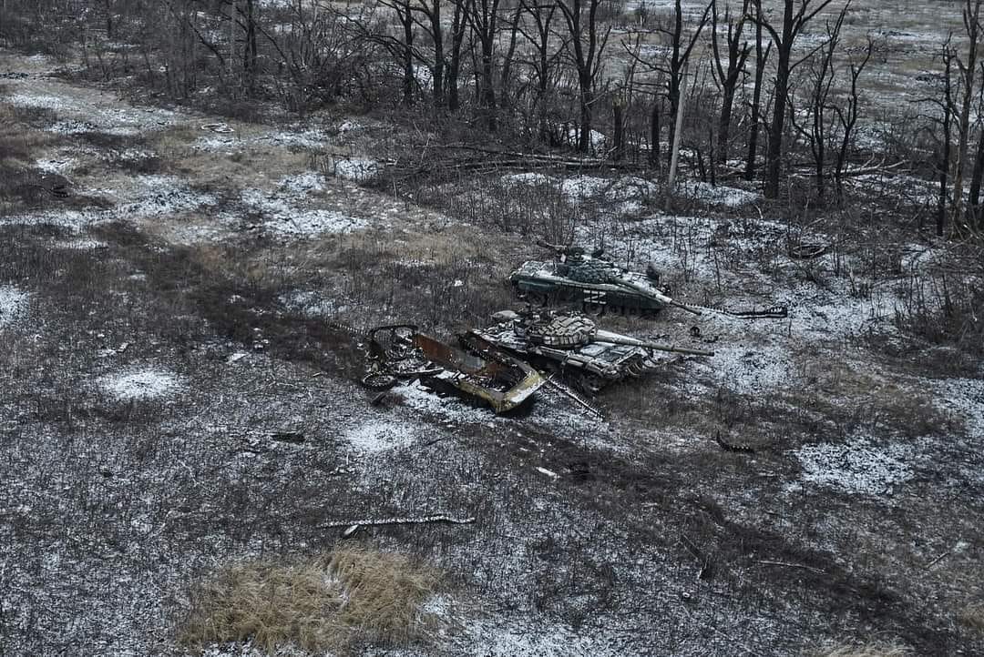 Розбомблені будинки й розбиті танки РФ: фото Авдіївки після двох місяців запеклих боїв