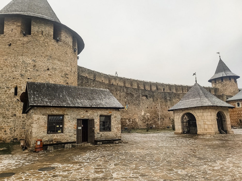 Госинспекция архитектуры приняла в эксплуатацию средневековую крепость на Днестре – фото