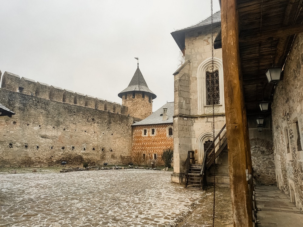 Госинспекция архитектуры приняла в эксплуатацию средневековую крепость на Днестре – фото