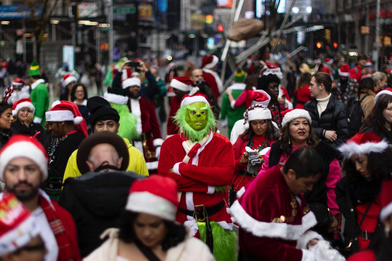 Война, парад Санта-Клаусов США и циклон Джаспер. Фотографии, поразившие мир на этой неделе