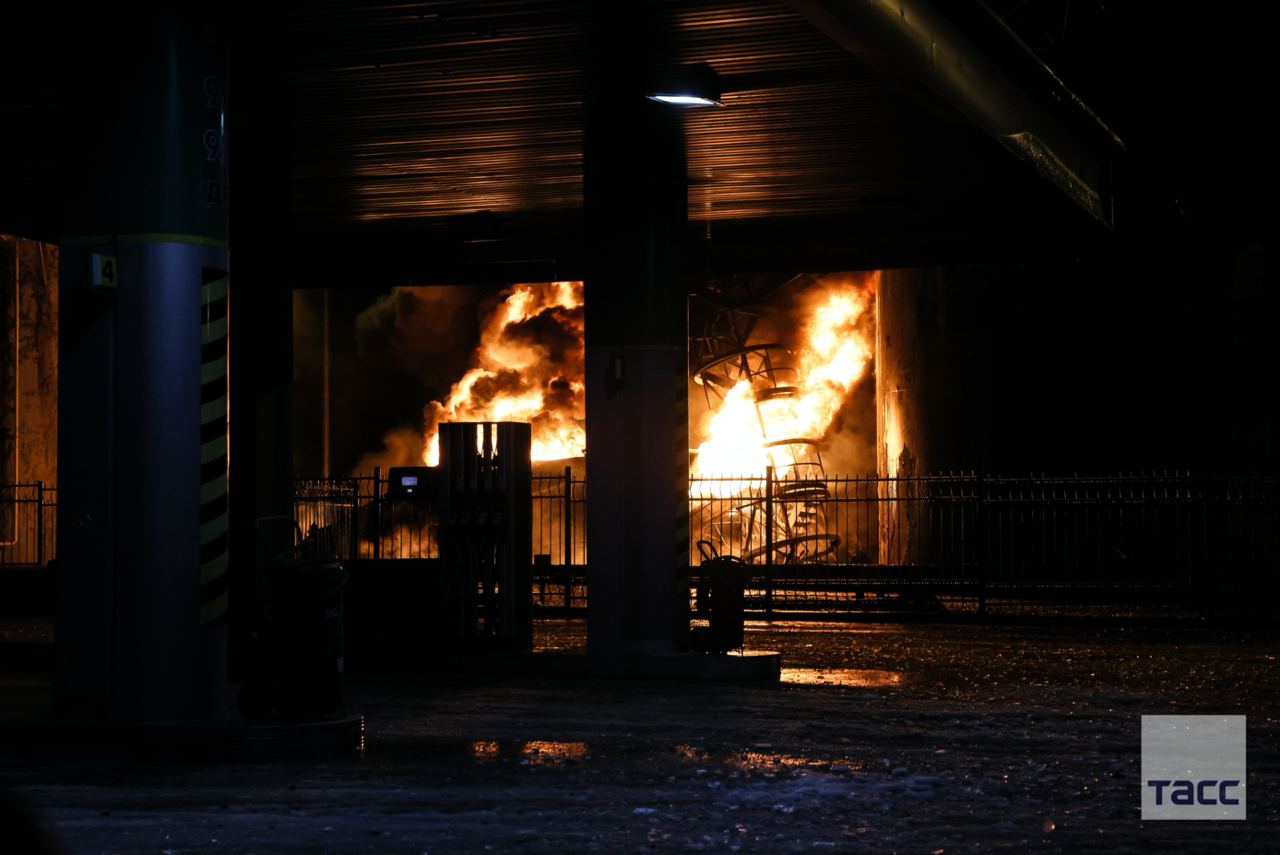 Донецк. Пропагандисты РФ заявили об "обстреле" и пожаре на нефтебазе – фото, видео