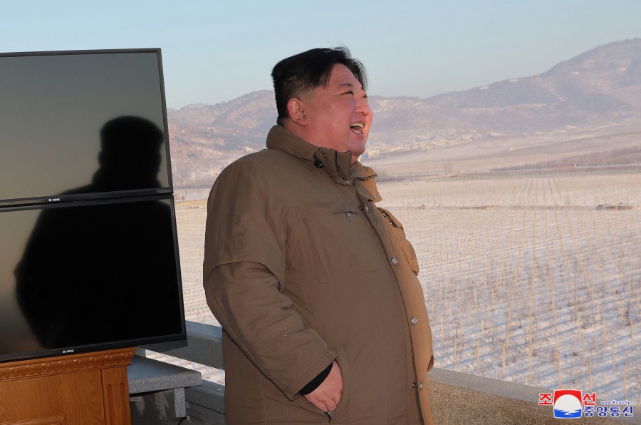 Ким Чен Ын во время запуска ракеты Hwasongpho-18