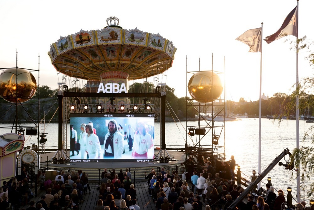 Віртуальне шоу шведської попгрупи принесло Лондону $225 млн – відео, фото