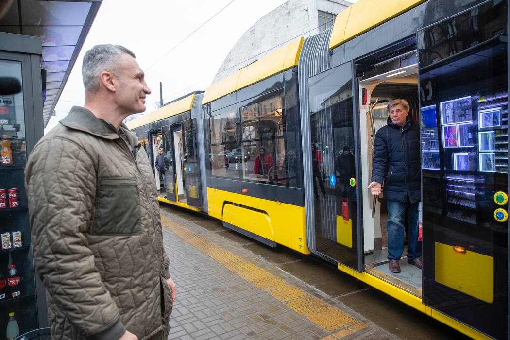 Современные украинские трамваи вышли на маршрут в Киеве — фото