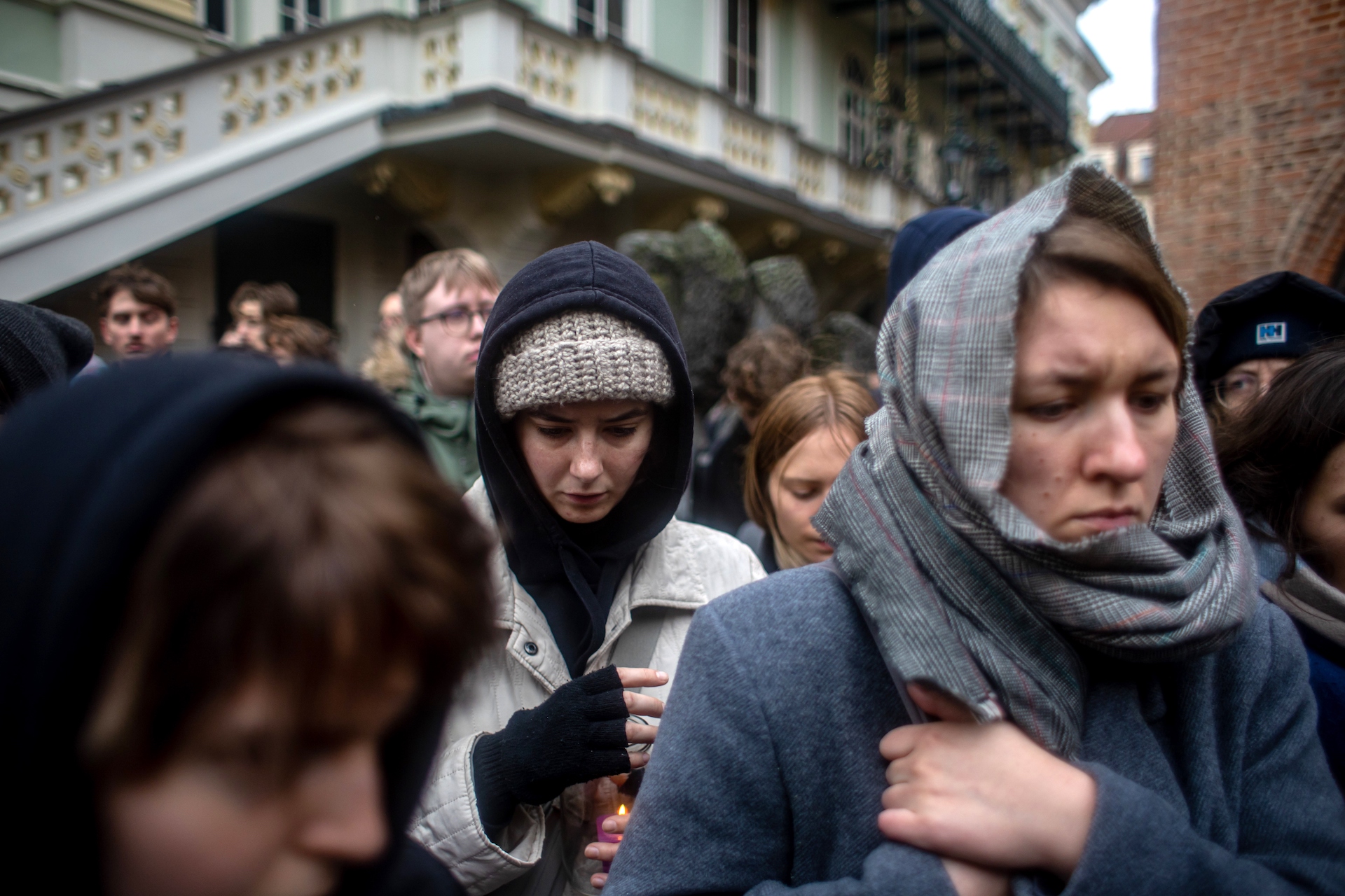 В ожидании Рождества и стрельба в Чехии. Фотографии, поразившие мир на этой неделе