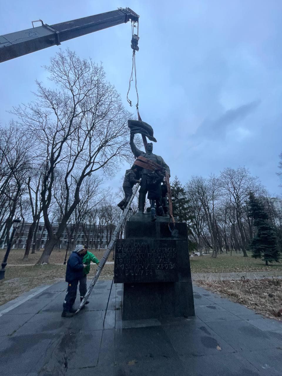 У Києві знесли пам'ятник учасникам "січневого повстання" більшовиків проти УНР