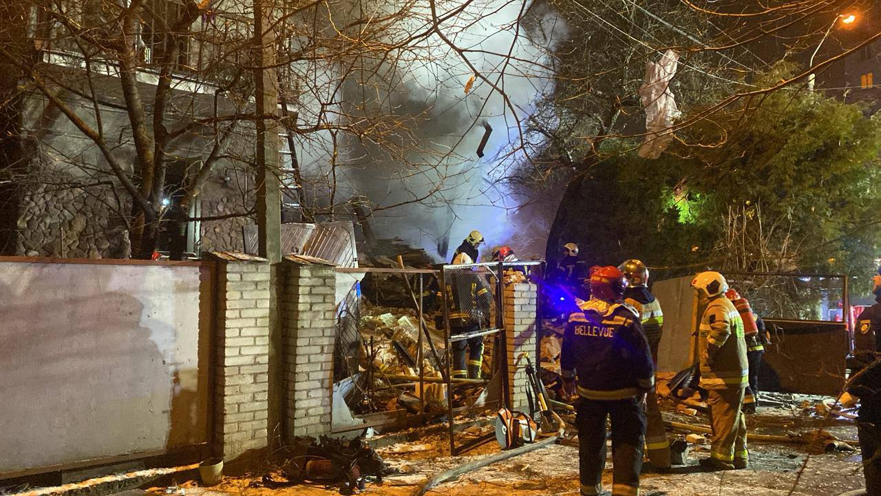 Во Львове произошел взрыв в доме. Найдены три тела, идет разбор завалов – фото, видео