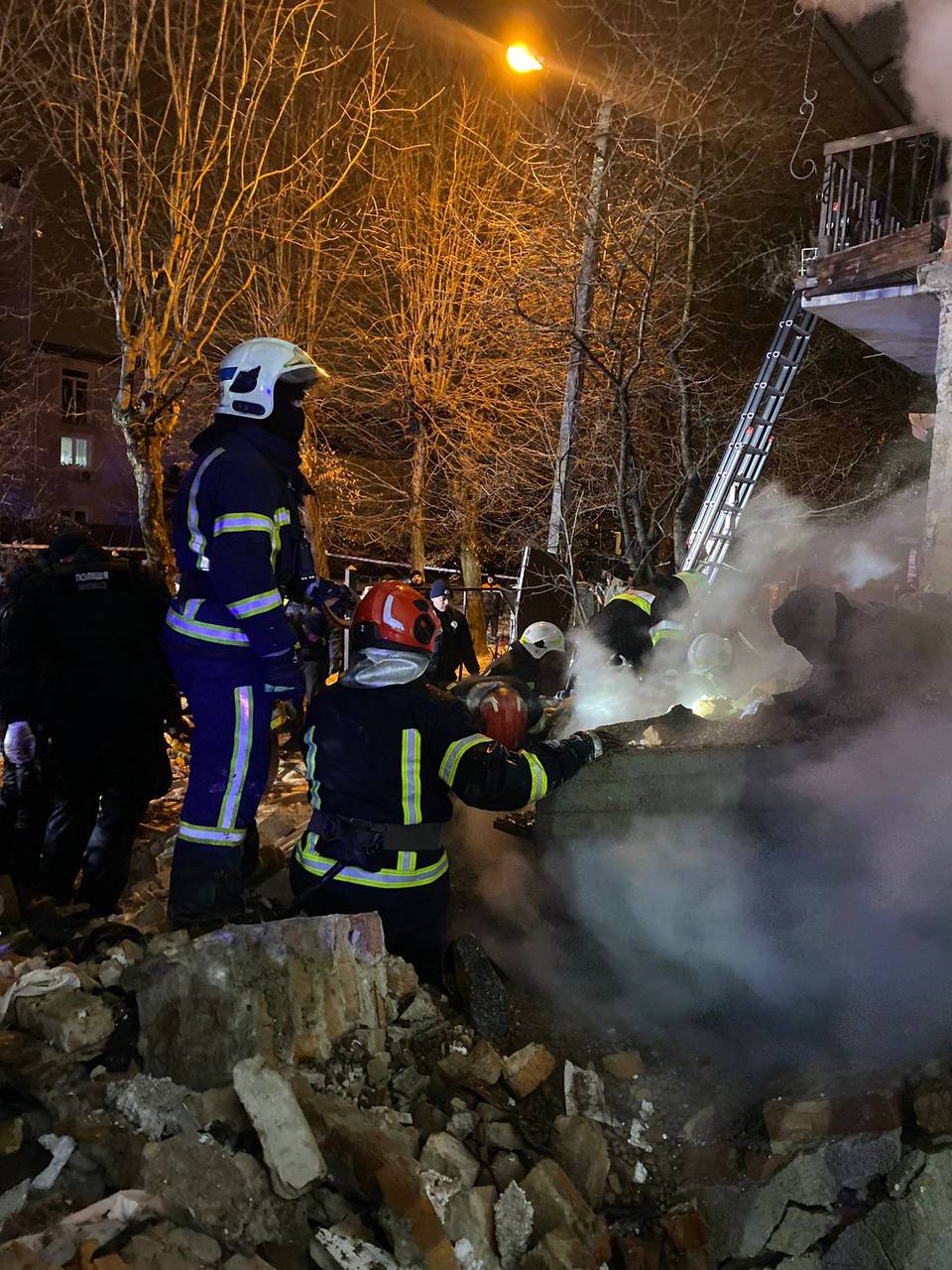 У Львові стався вибух у будинку. Виявлено три тіла, триває розбір завалів – фото, відео