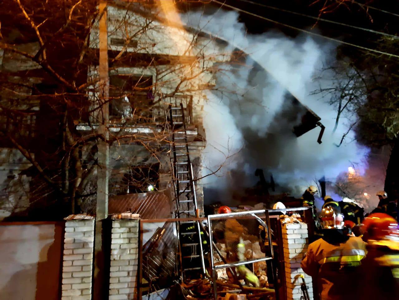 У Львові стався вибух у будинку. Виявлено три тіла, триває розбір завалів – фото, відео